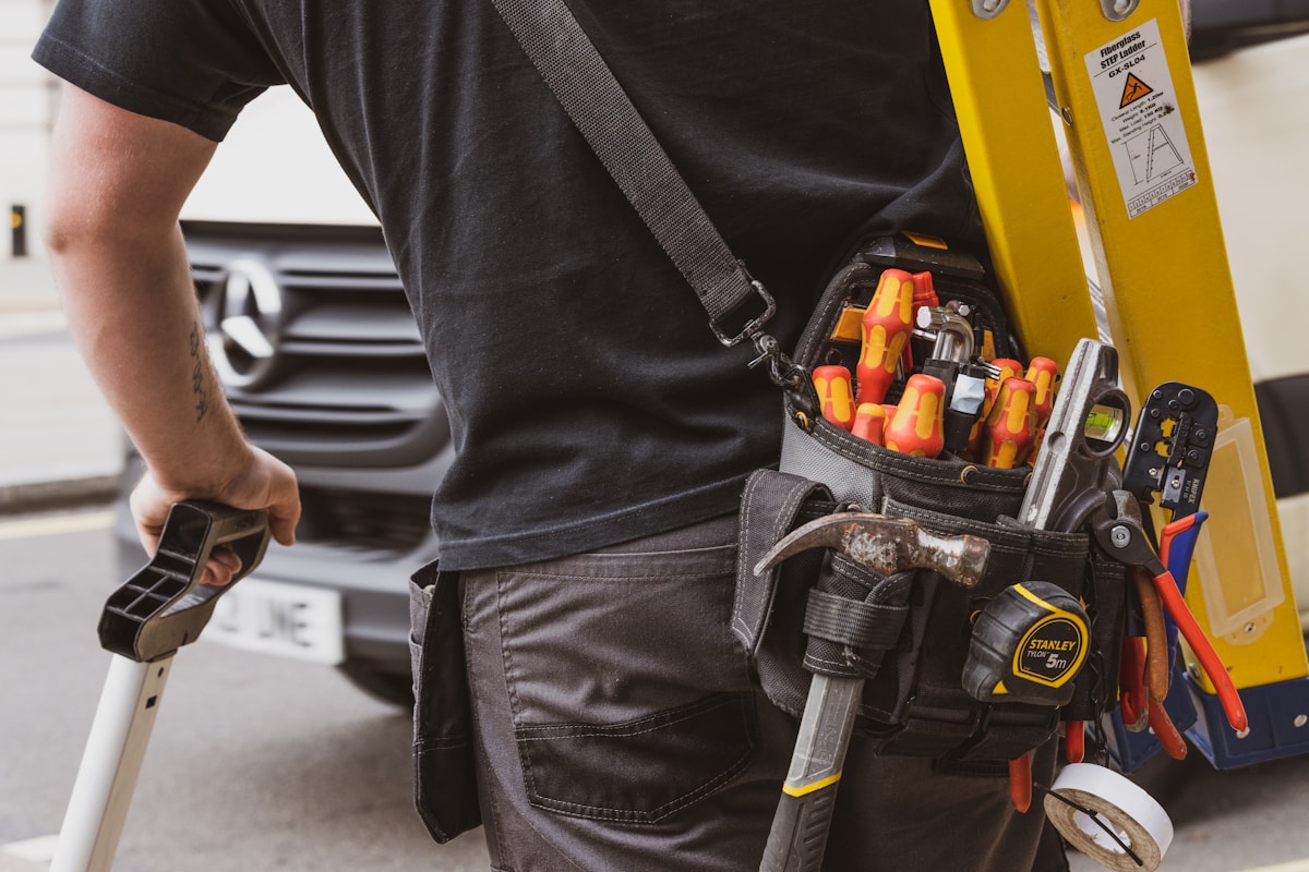 Outils de travail dans la ceinture d'un ouvrier.