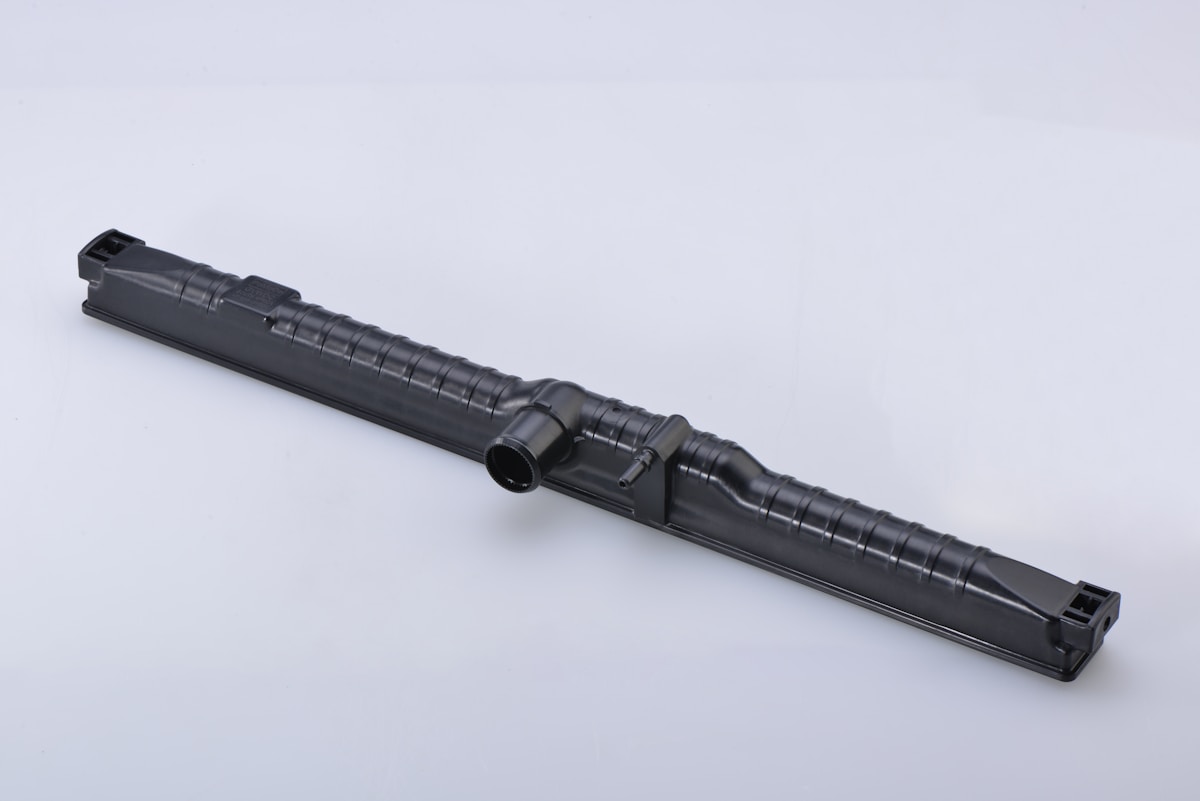 Pistolet semi-automatique noir avec un chargeur amovible.