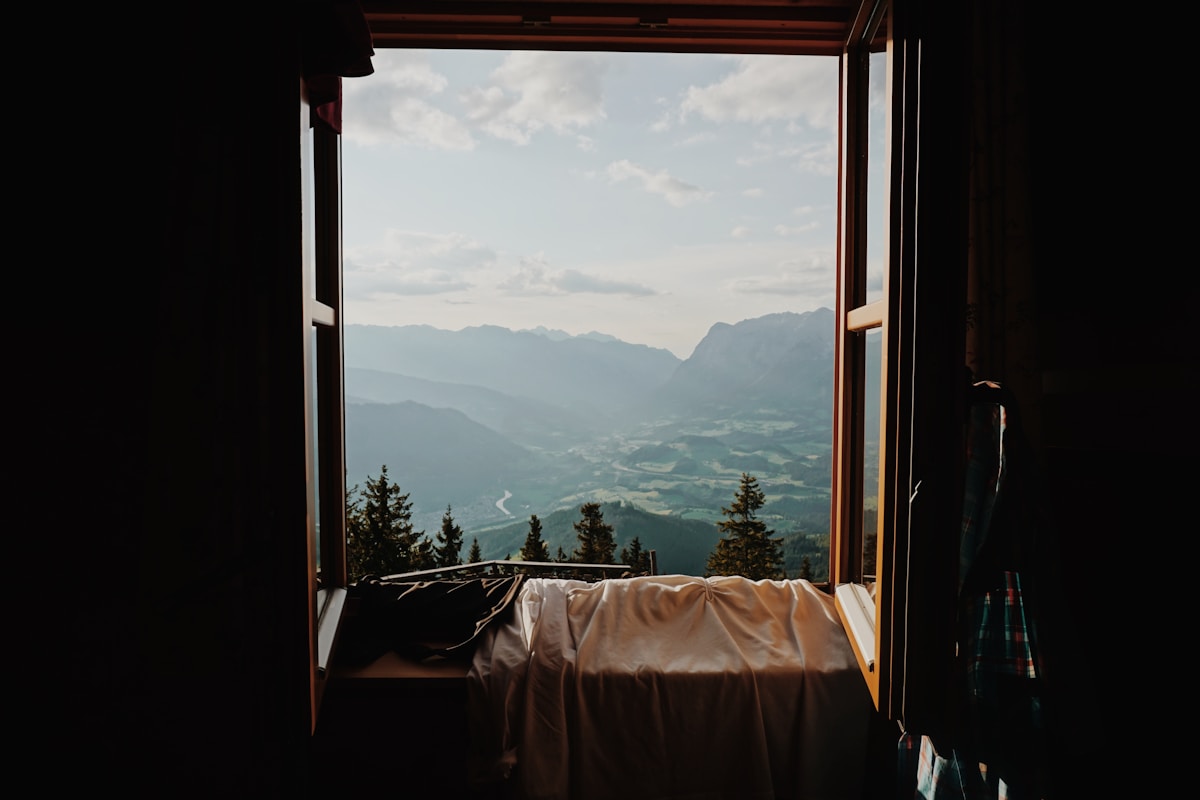 Chambre avec vue panoramique sur les montagnes enneigées.