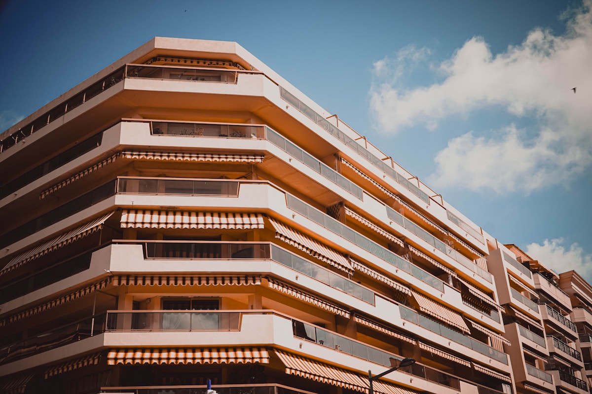 Immeuble résidentiel moderne aux balcons géométriques orangés.