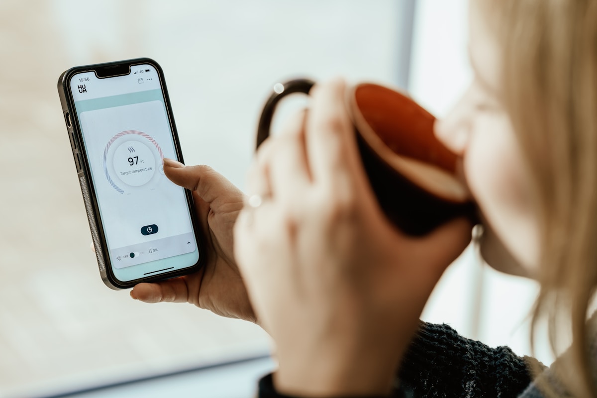 Une personne tenant un téléphone.