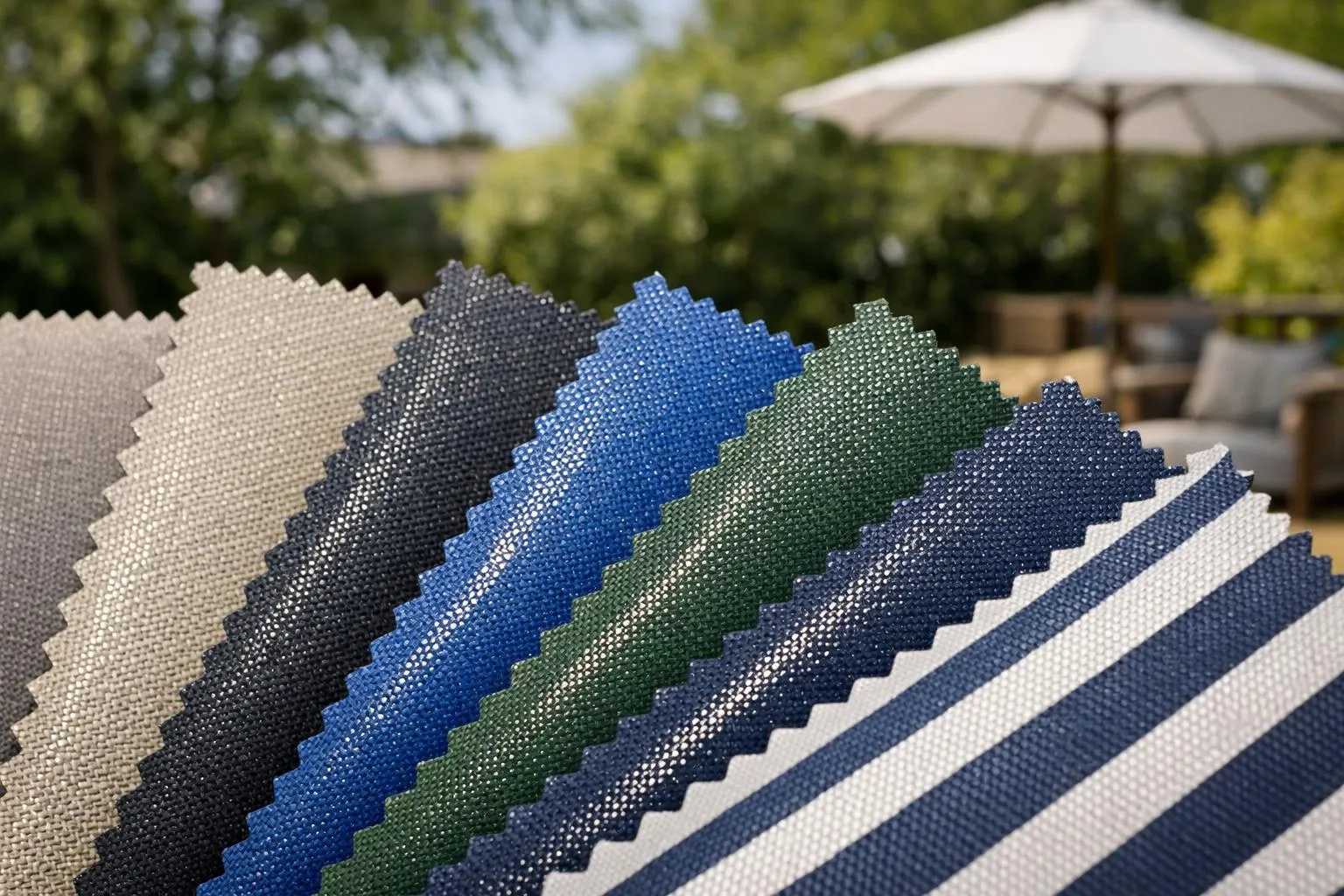 Échantillons de tissu d'auvent de haute qualité en diverses couleurs montrant la texture et le revêtement de protection UV, cadre extérieur avec lumière du soleil. Échantillons de tissu exposés sur une table près d'une fenêtre avec un paysage de montagnes suisses en arr