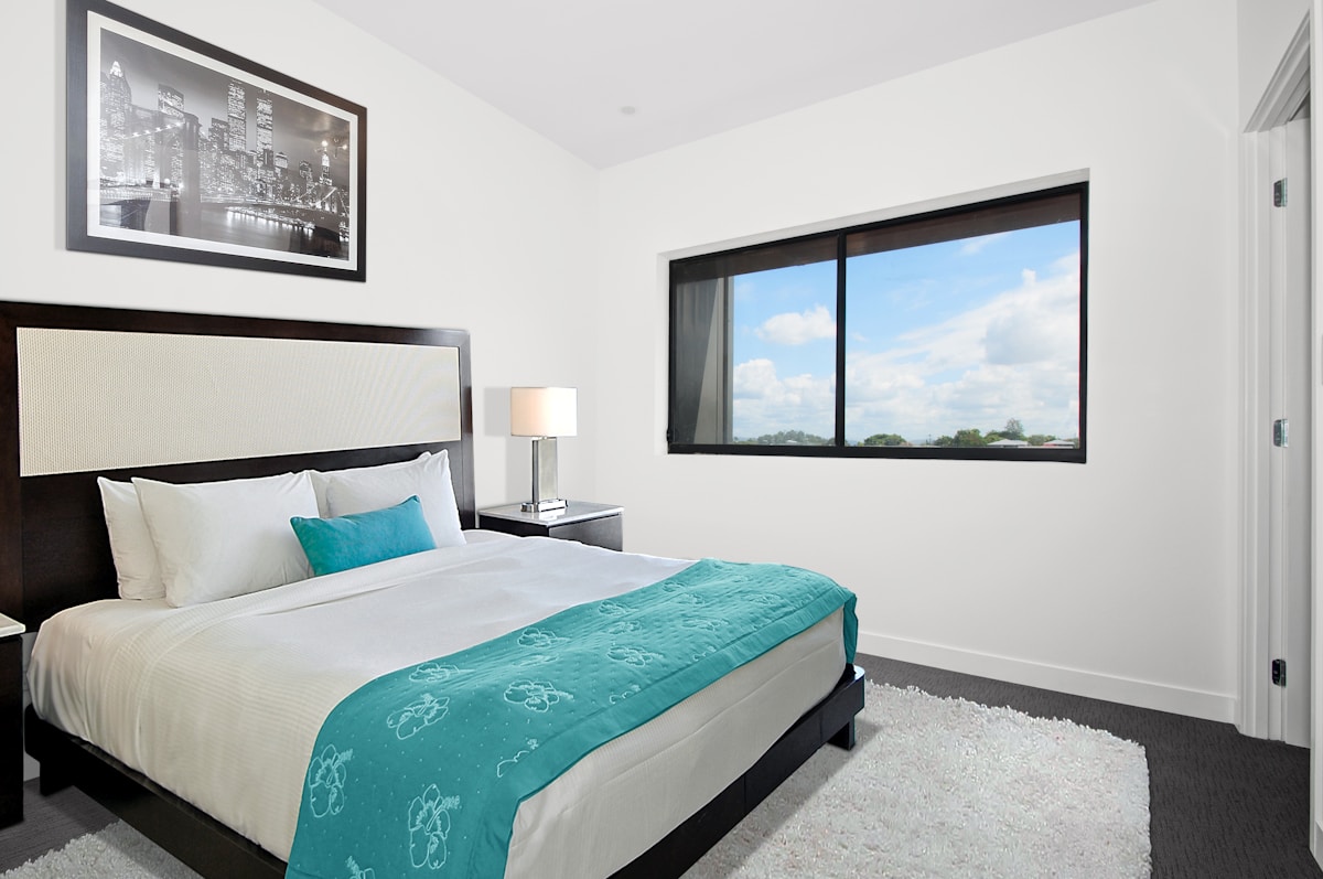 Chambre d'hôtel moderne avec lit confortable et vue panoramique.