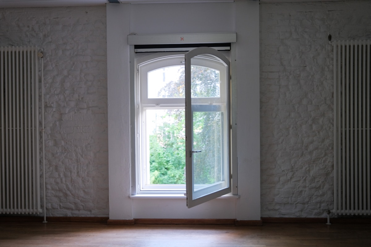 Fenêtre en verre à cadre en bois blanc