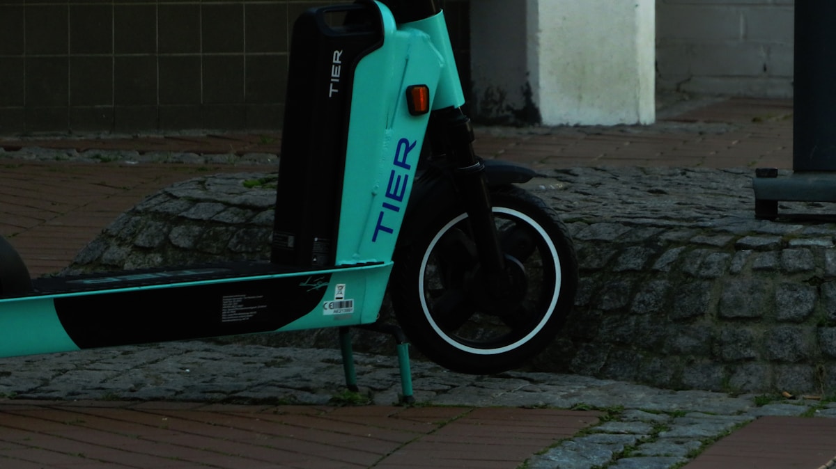 Un scooter garé sur le bord de la route.