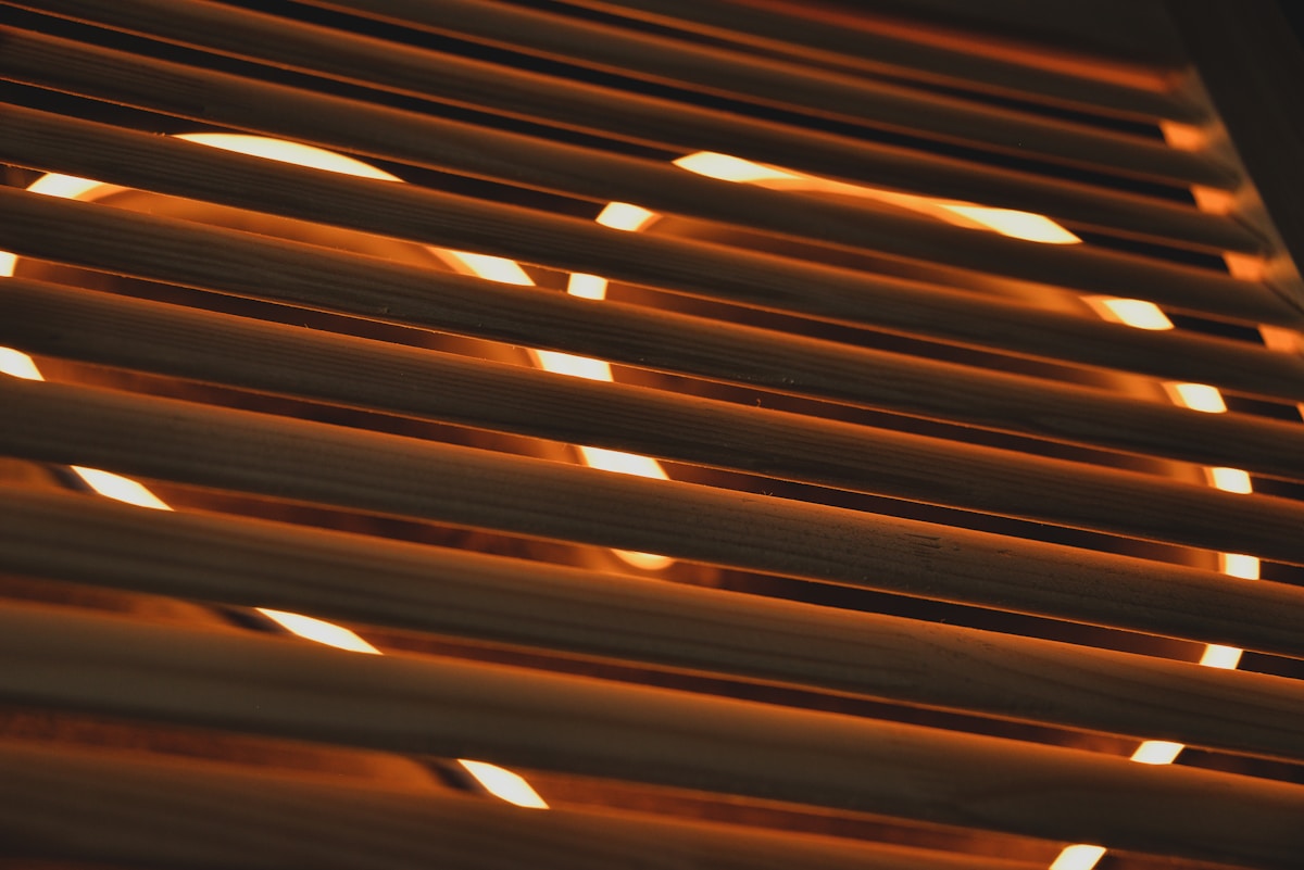 Lignes diagonales lumineuses orange et noires.