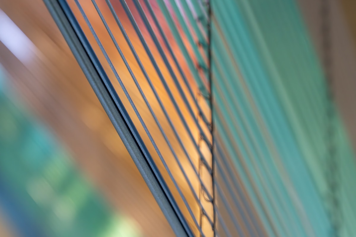 Lignes colorées abstraites, motif géométrique, textures vibrantes.