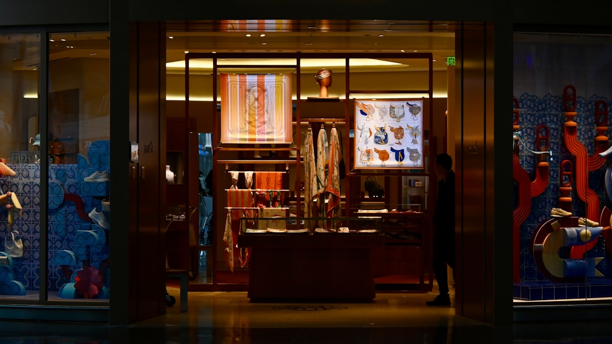Vitrine de magasin de luxe illuminée la nuit
