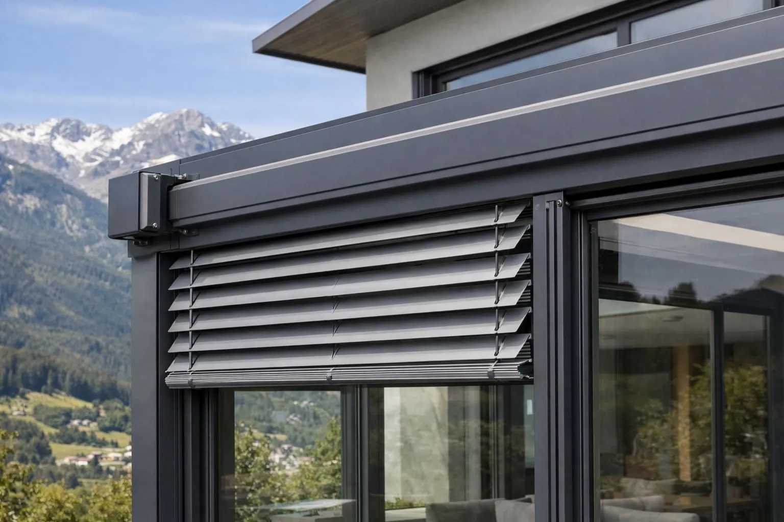 Salle de séjour résidentielle moderne avec écrans motorisés extérieurs couvrant de grands panneaux de verre, stores extérieurs en aluminium avec lames ajustables visibles sur un côté, paysage de montagne suisse en arrière-plan, journée d'été ensoleillée, architecture contemporaine,