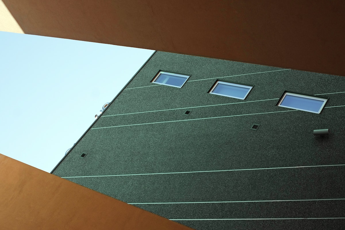 Bâtiment en béton bleu et blanc