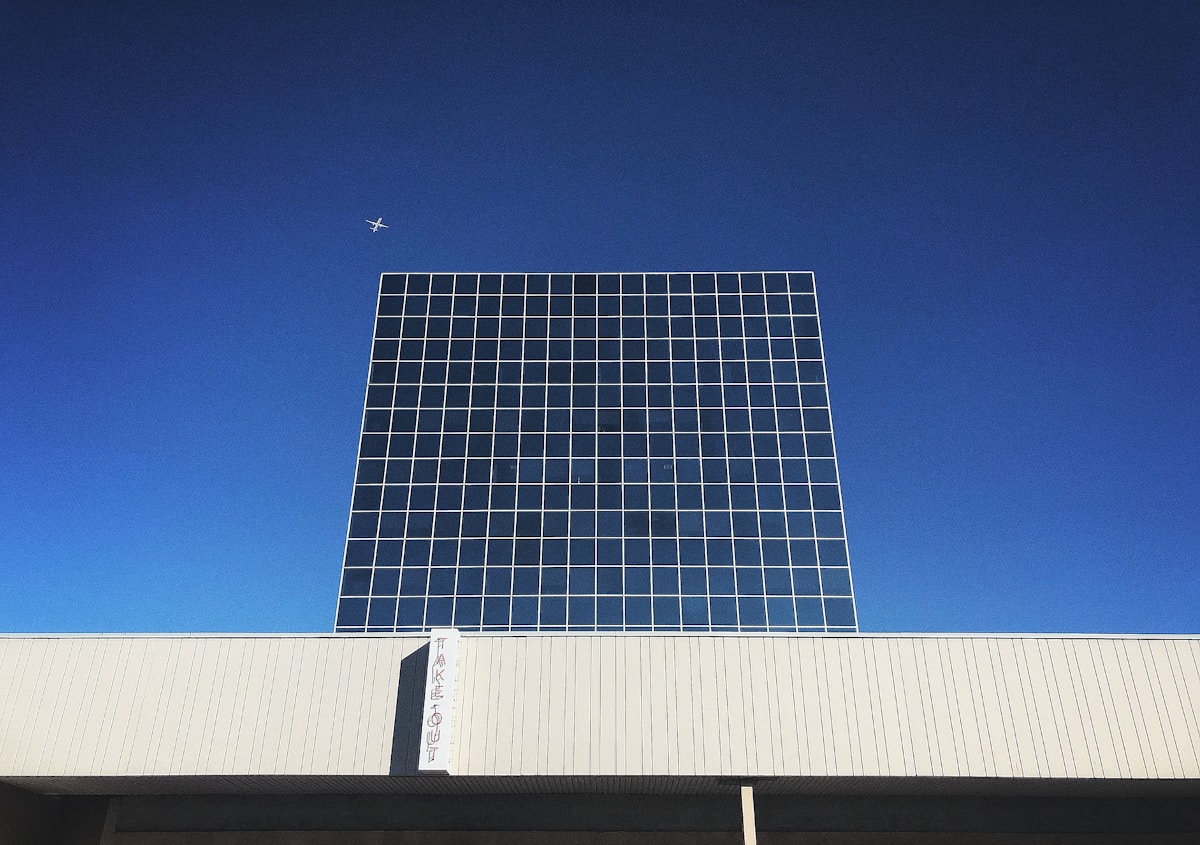 Panneau solaire sur panneau métallique blanc
