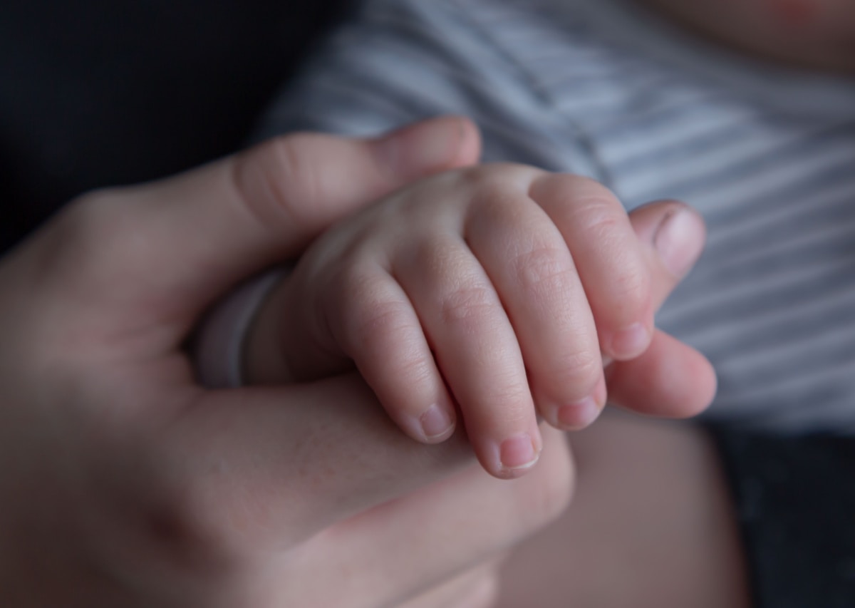 Mains jointes avec tendresse et réconfort.