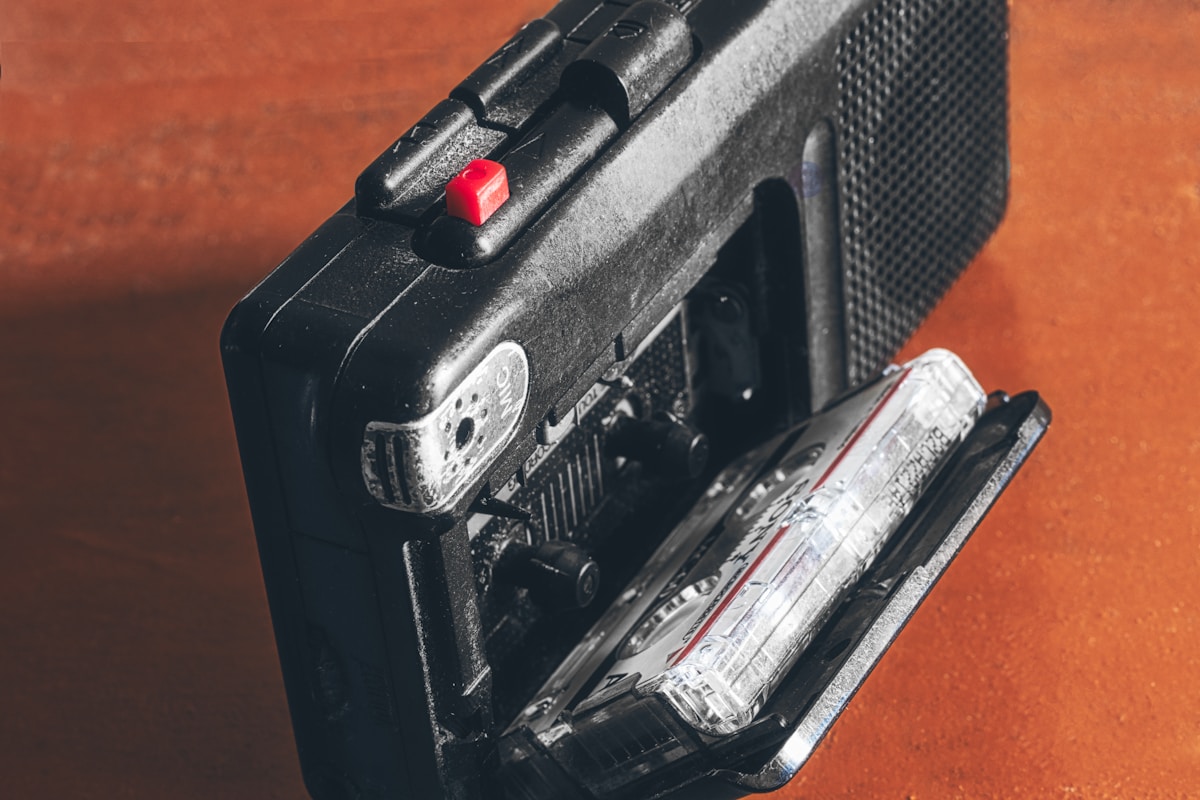 Pistolet semi-automatique noir avec chargeur et bouton de sécurité.