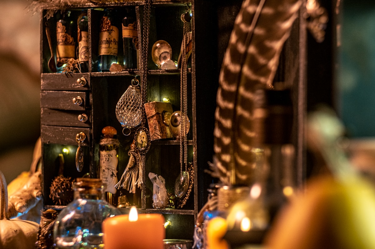Boîte de rangement vintage remplie d'objets décoratifs et de bougies allumées.