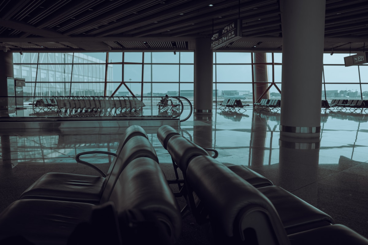Aéroport moderne avec fenêtres panoramiques et sièges d'attente.