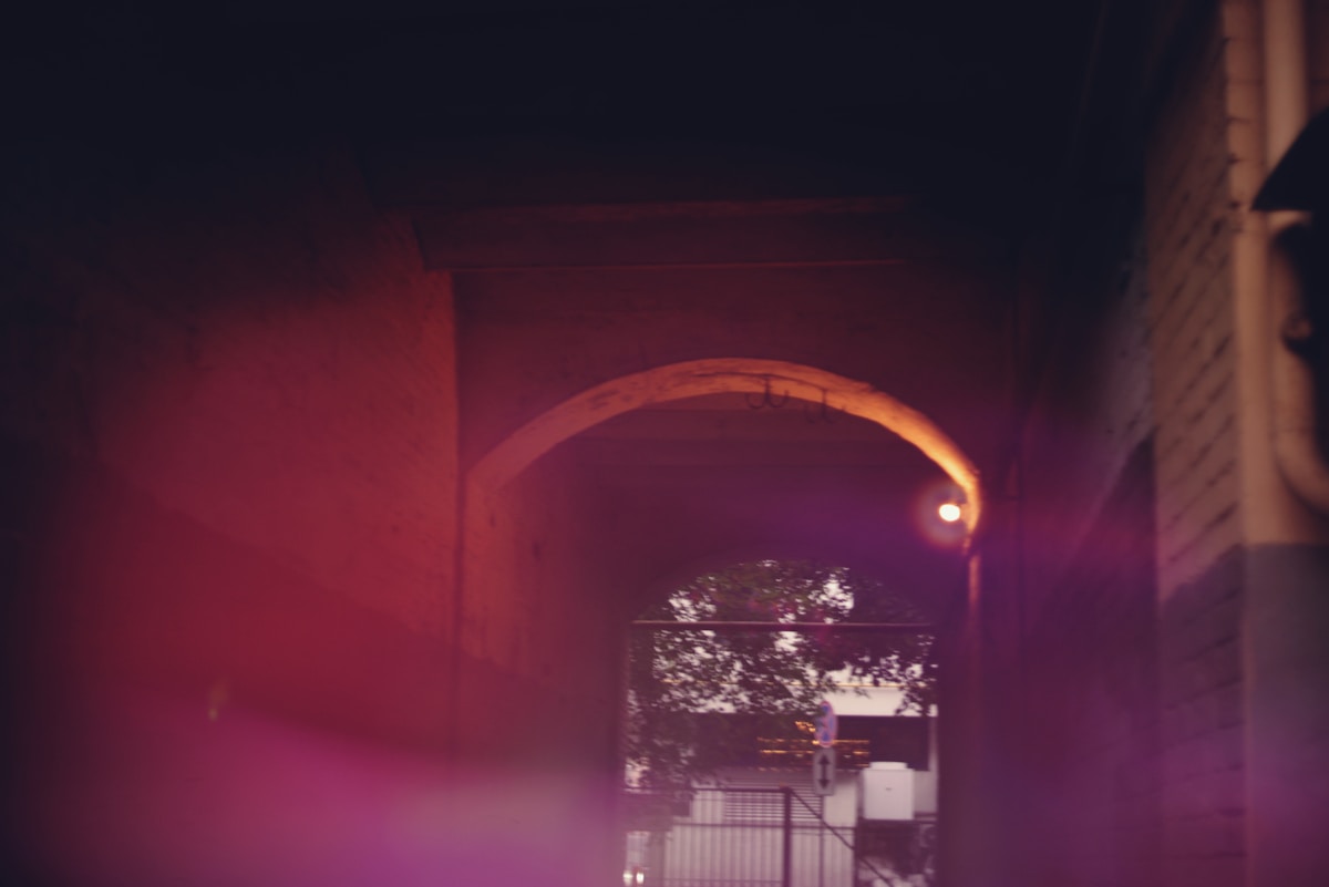 Arche éclairée dans une nuit sombre et mystérieuse.