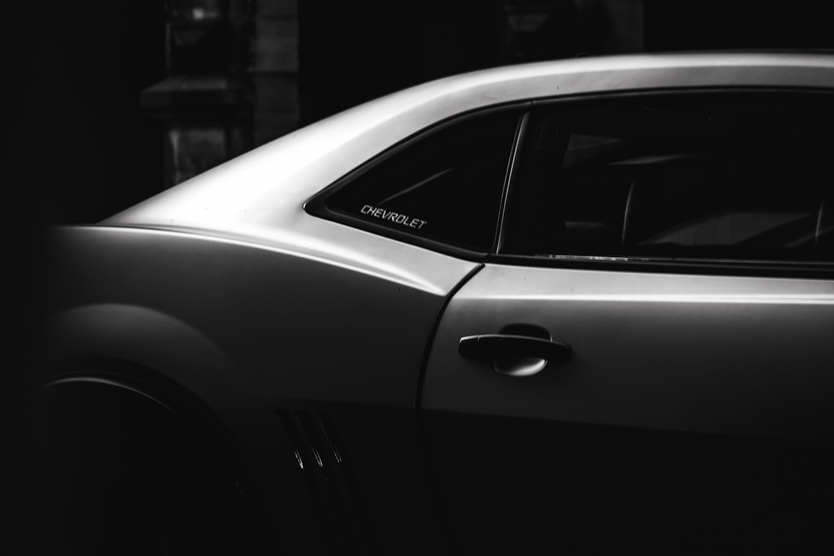 Voiture Chevrolet noire et blanche dans l'obscurité.