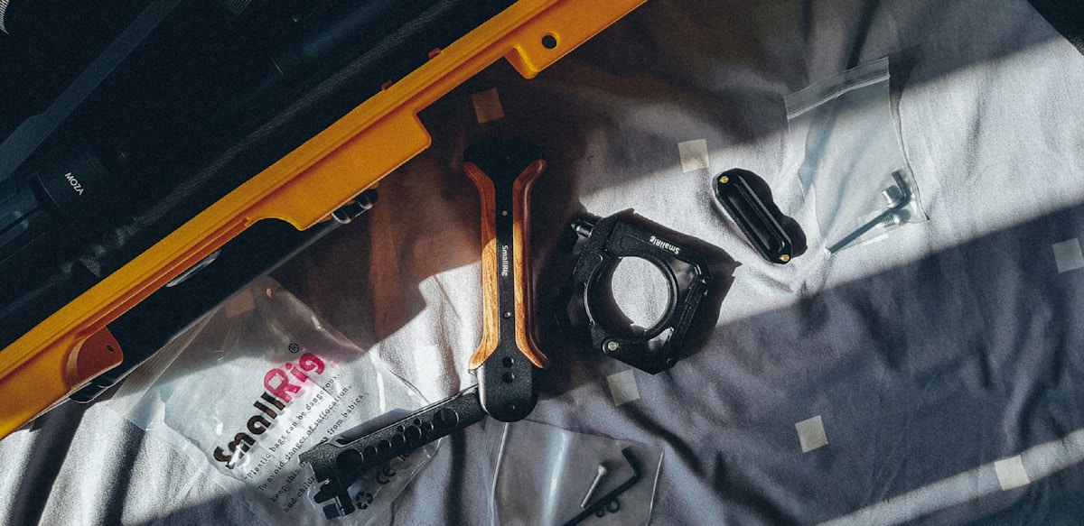 Outils de construction, sac de sable, pince, équipement de travail.