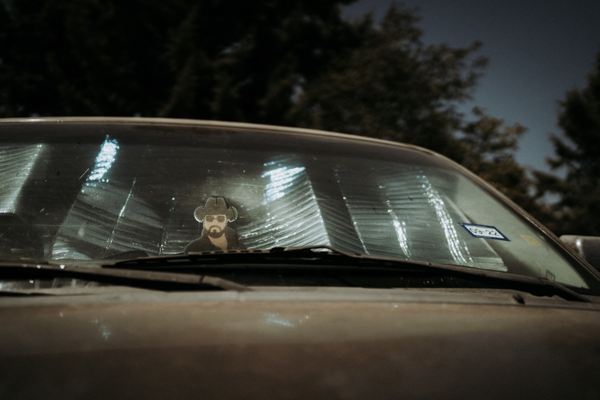 Voiture de nuit avec figurine de cowboy sur le tableau de bord.