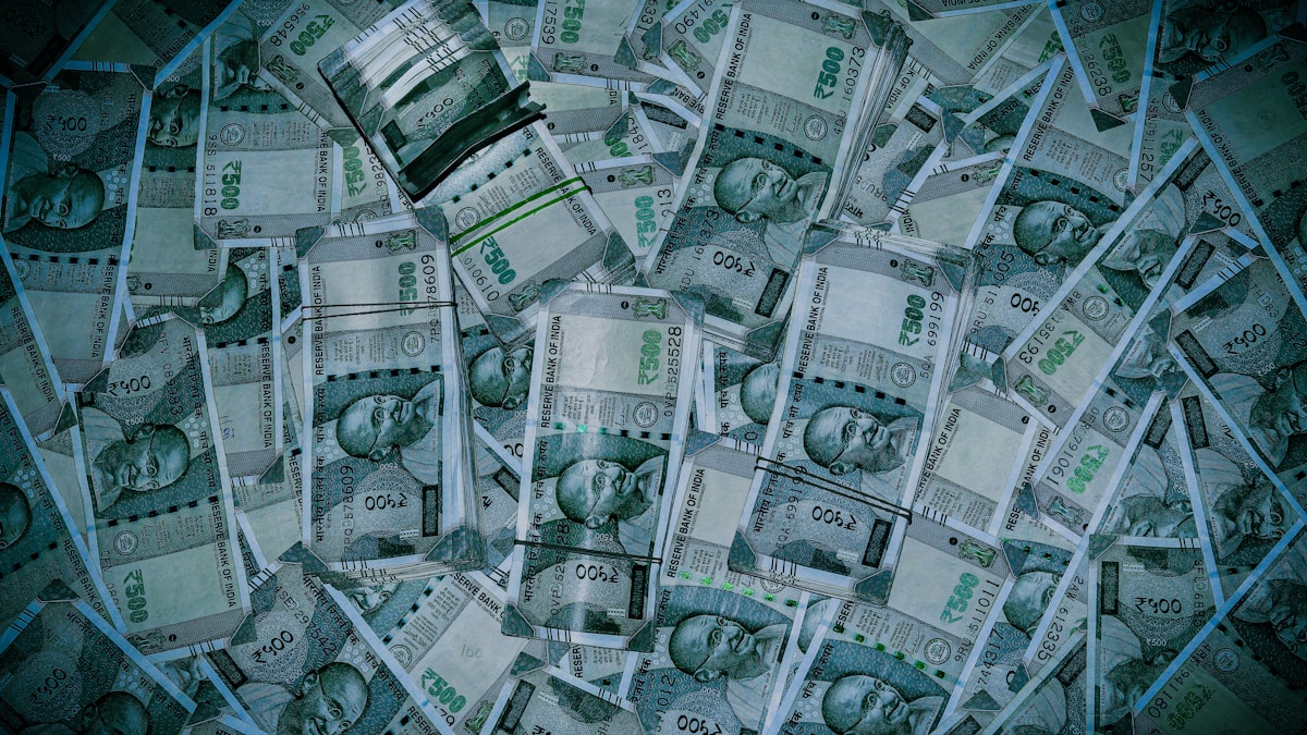Billets de banque indiens de 500 roupies empilés en désordre.