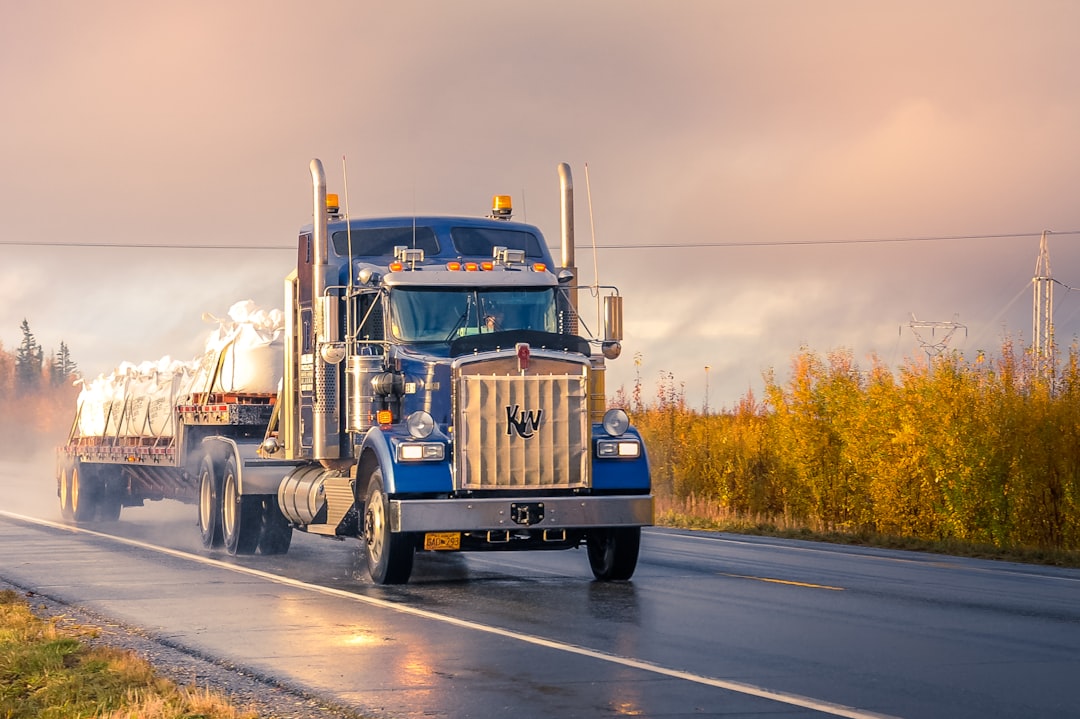 Truck heavy-duty trailer transporting equipment on Swiss highway, moderne véhicule logistique, jour, tarif transport remorque