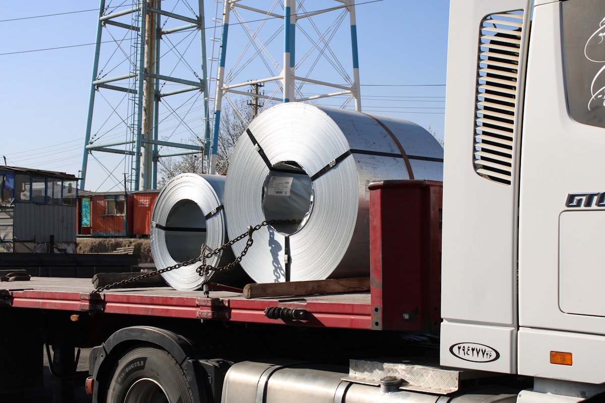 Bobines d'acier sur un camion de transport.
