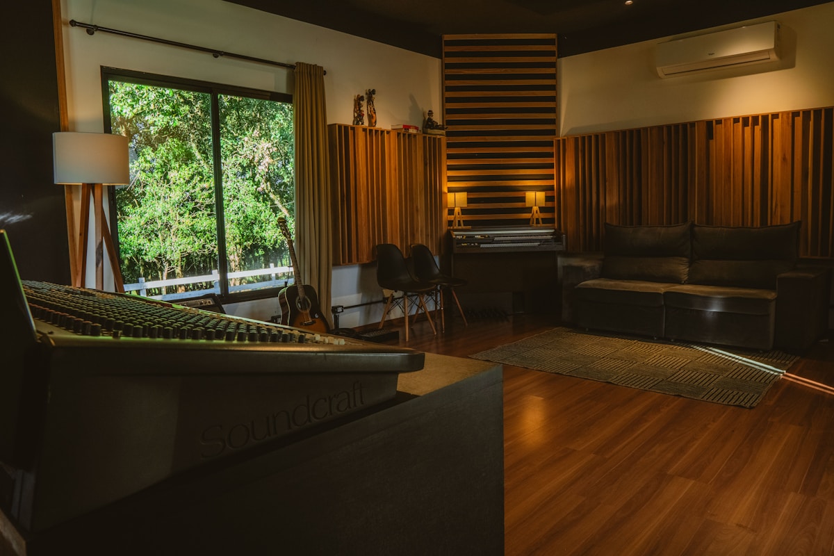 Intérieur d'un studio d'enregistrement musical avec équipement audio.
