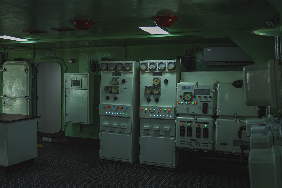 Intérieur d'un véhicule militaire avec panneau de commandes complexe.