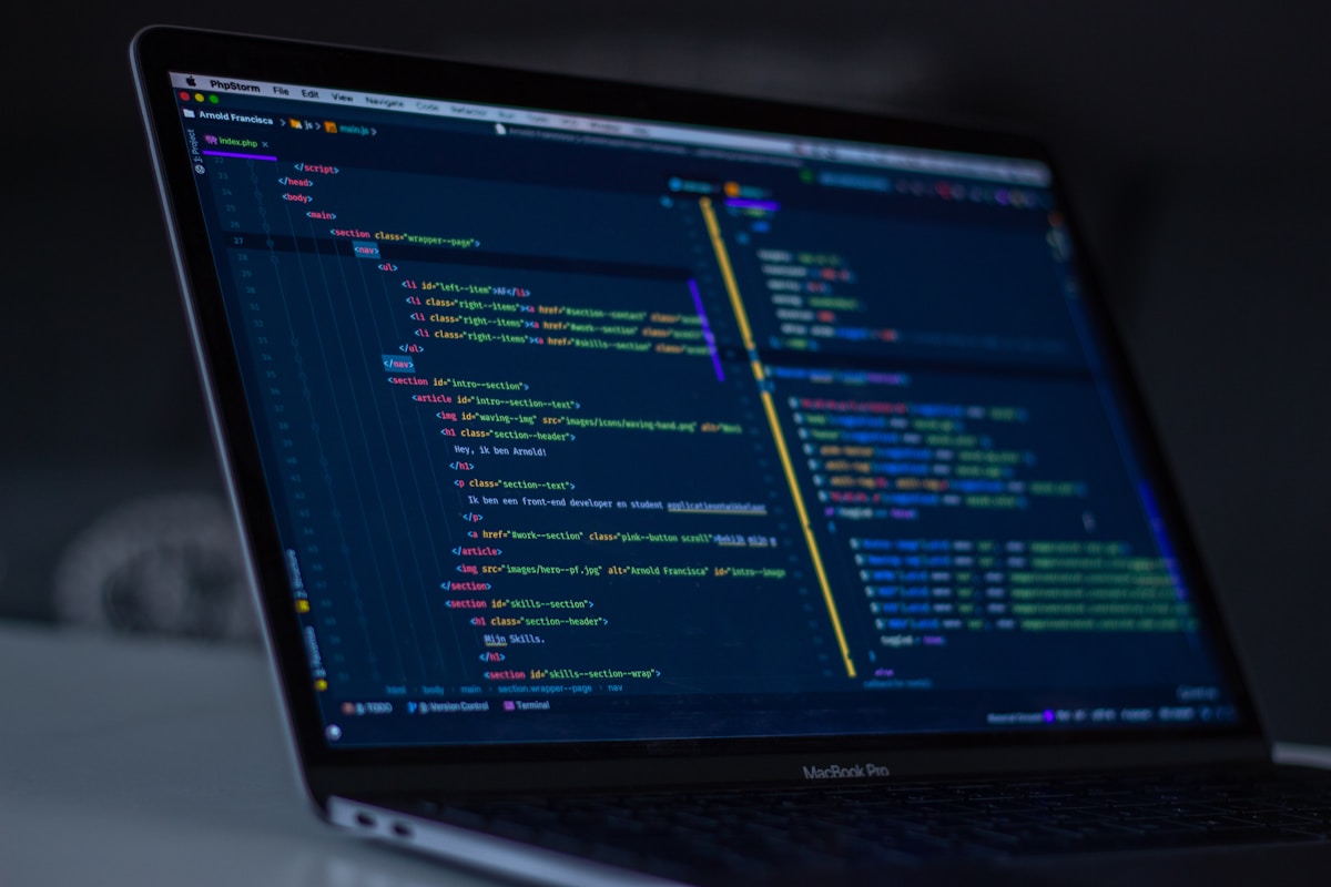 Code de programmation sur un écran d'ordinateur portable.