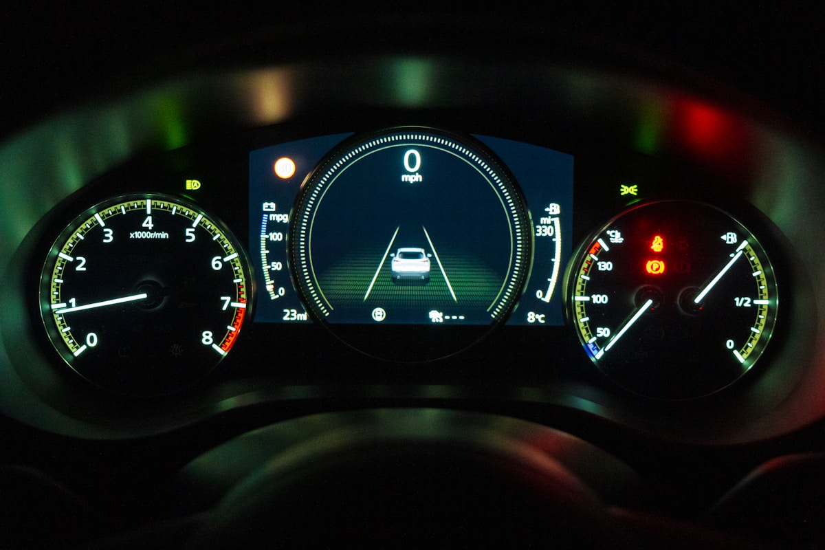 Tableau de bord de voiture avec compteurs de vitesse et d'autres informations.