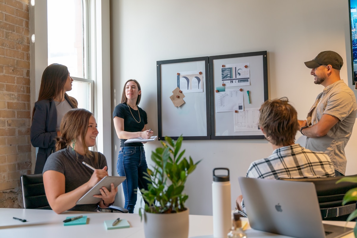 Groupe de personnes travaillant ensemble dans un espace de bureau moderne.