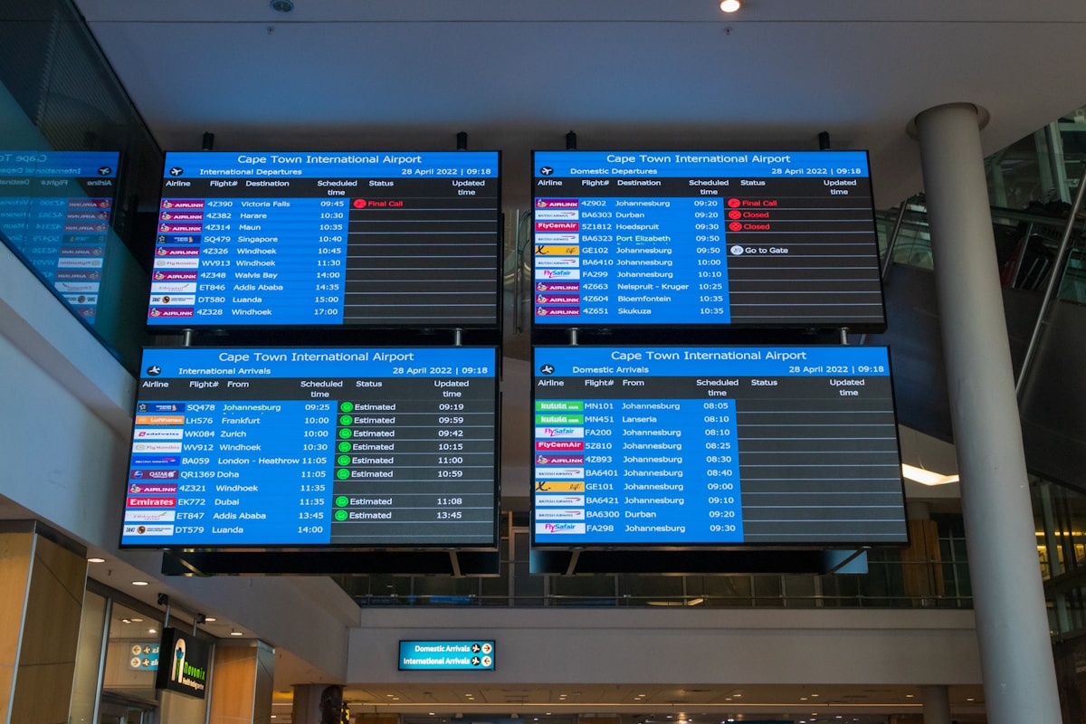 Tableau d'affichage des vols à l'aéroport international du Cap.