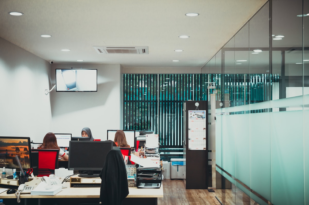 Bureau moderne avec employés travaillant sur des ordinateurs.