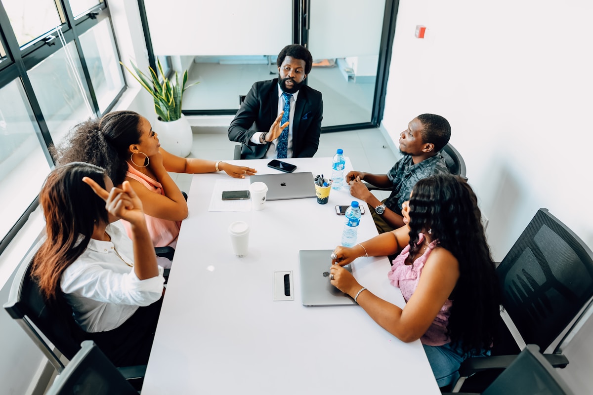 Réunion d'affaires avec des professionnels dans un bureau moderne.