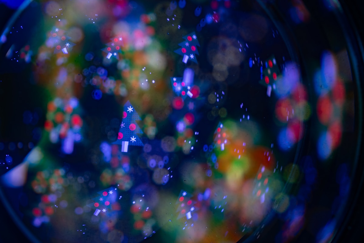 Bokeh coloré et scintillant avec des formes géométriques abstraites.
