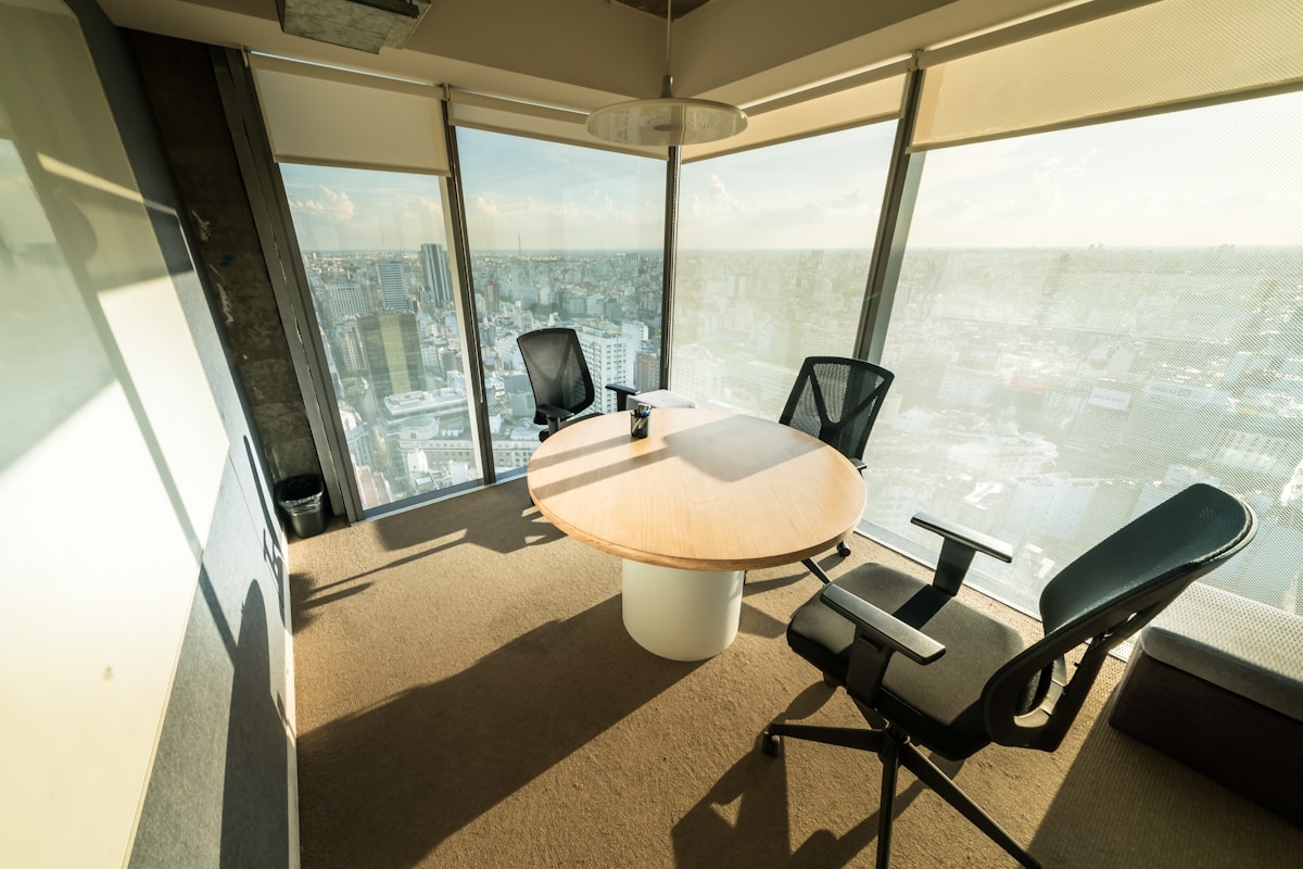 Bureau avec vue panoramique sur la ville.