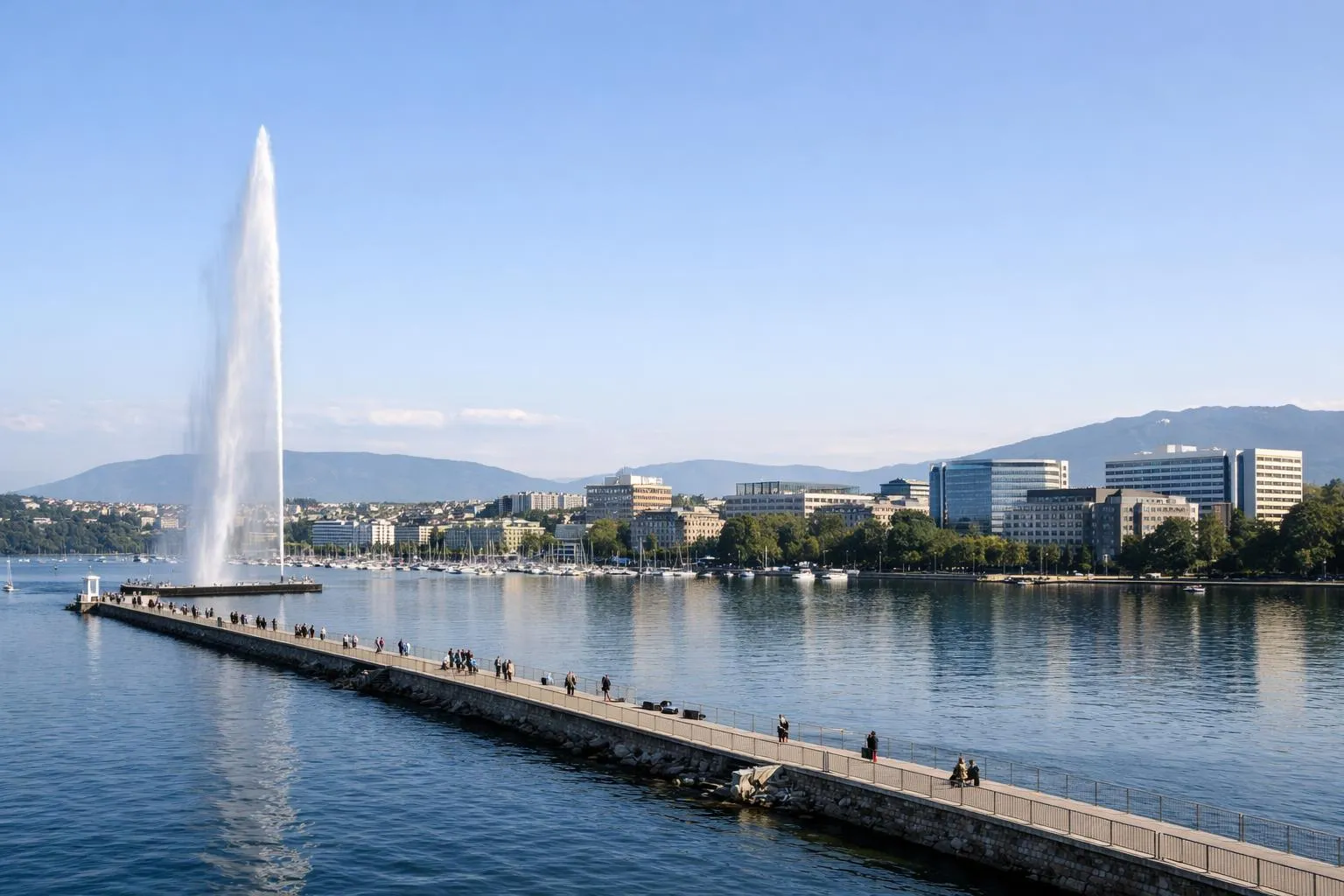 Fontaine d'eau jaillissante dans un port avec des bâtiments modernes.
