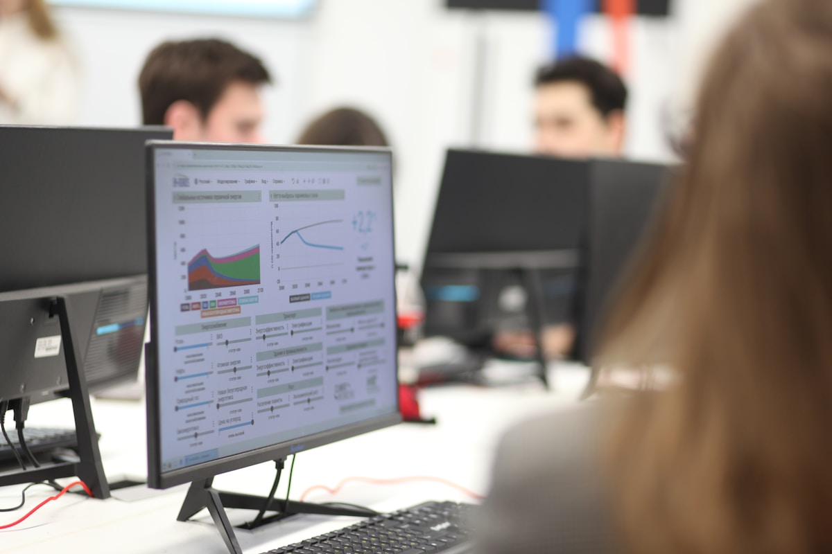 Groupe de personnes travaillant sur des ordinateurs dans un bureau.
