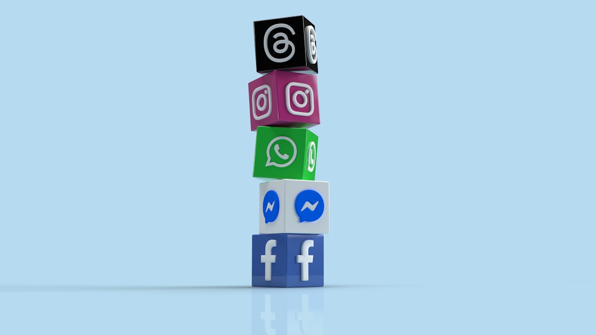 Cubes empilés avec les logos de réseaux sociaux.