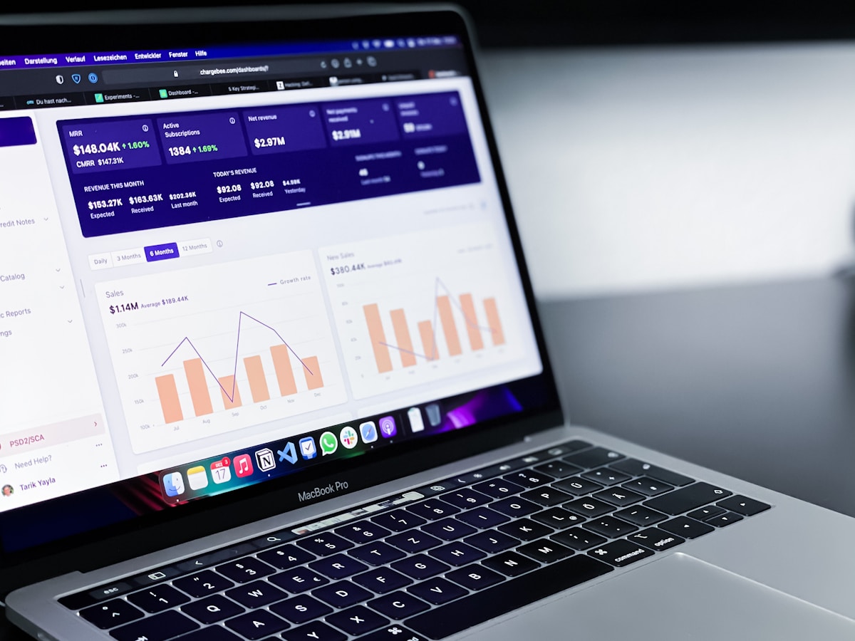 Tableau de bord d'analyse des données financières sur un ordinateur portable.