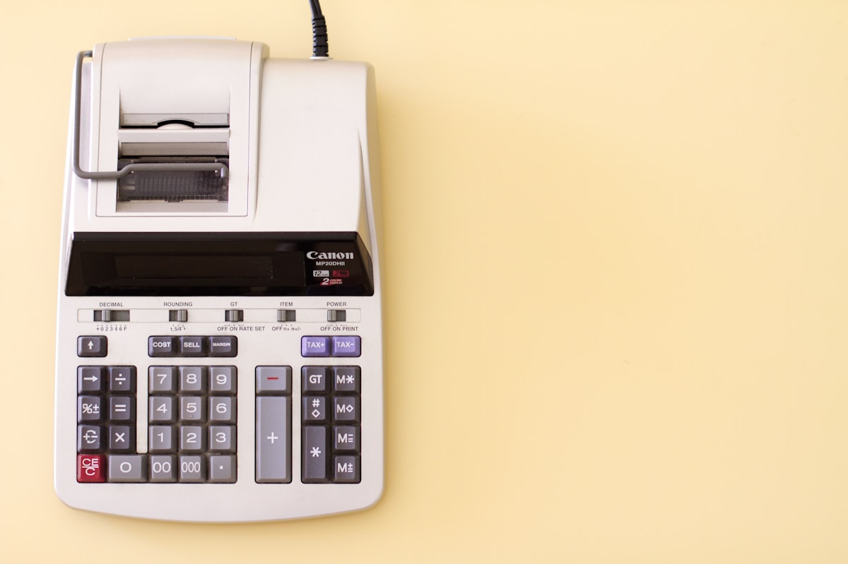 Calculatrice imprimante Canon avec touches numériques et fonctionnelles.