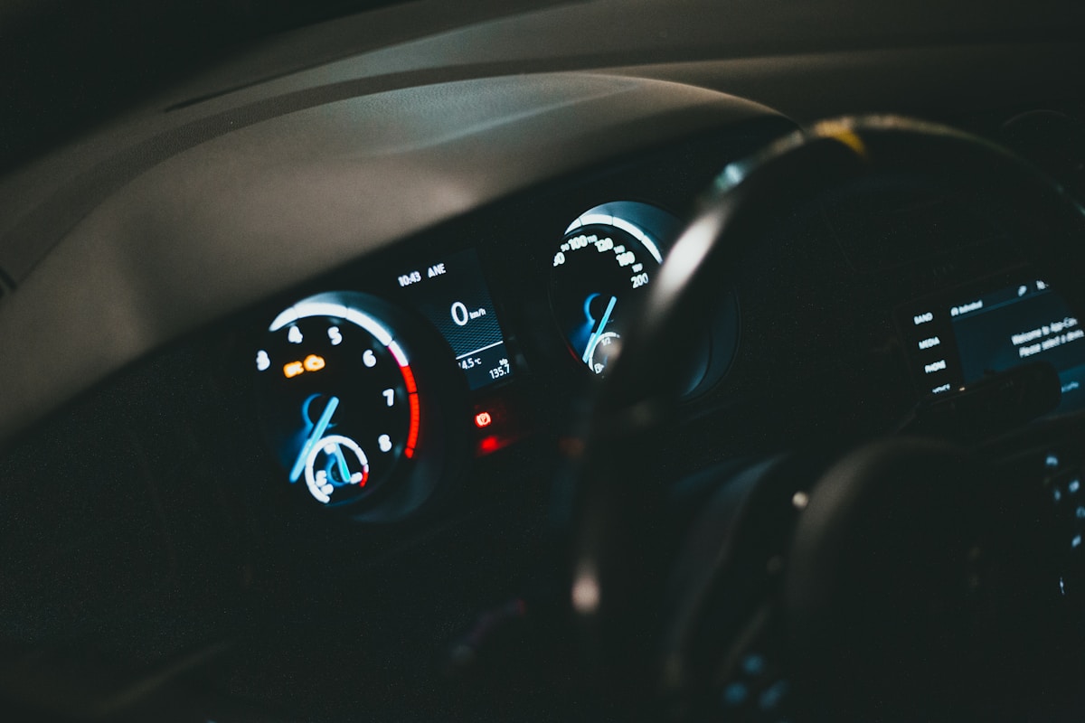 Le tableau de bord d'une voiture avec un compteur de vitesse et des jauges.