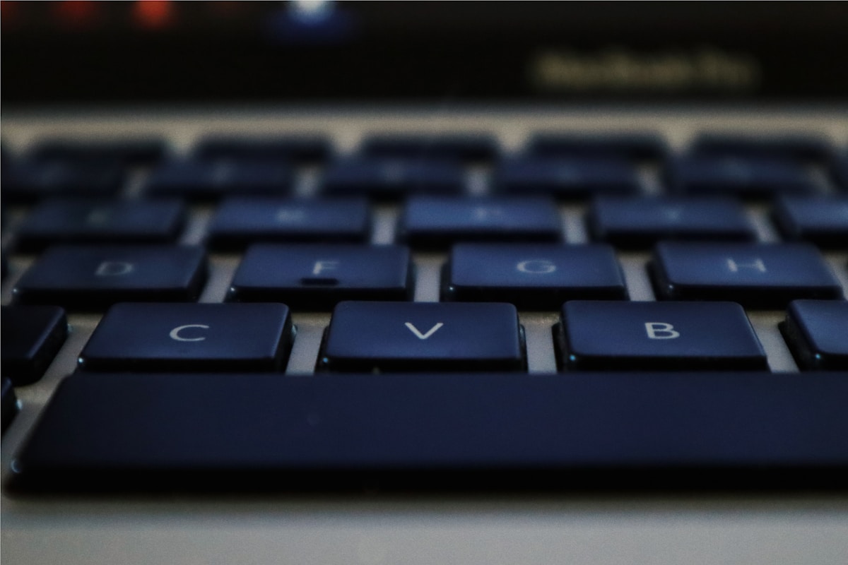 Clavier d'ordinateur noir avec touches CVB en gros plan.