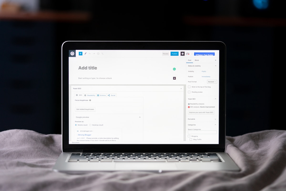 Ordinateur portable ouvert affichant une interface de rédaction de contenu web.