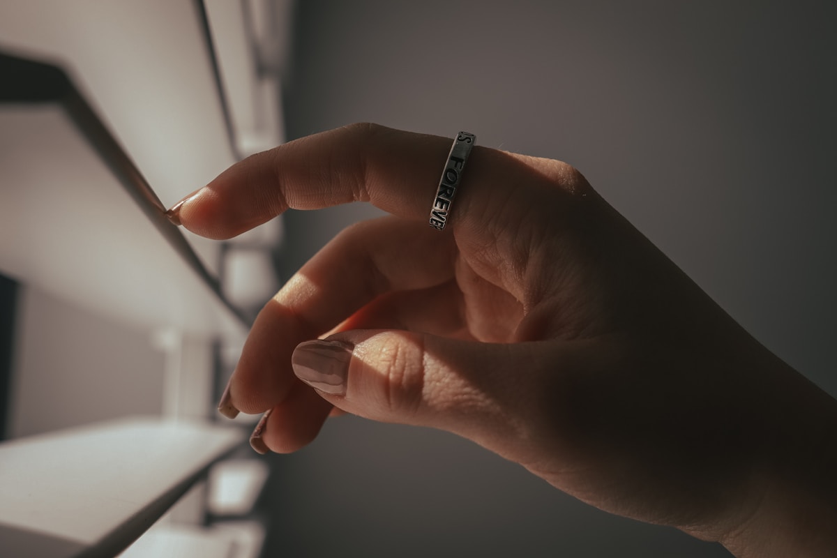 Main masculine portant un bracelet avec le mot "Forever".