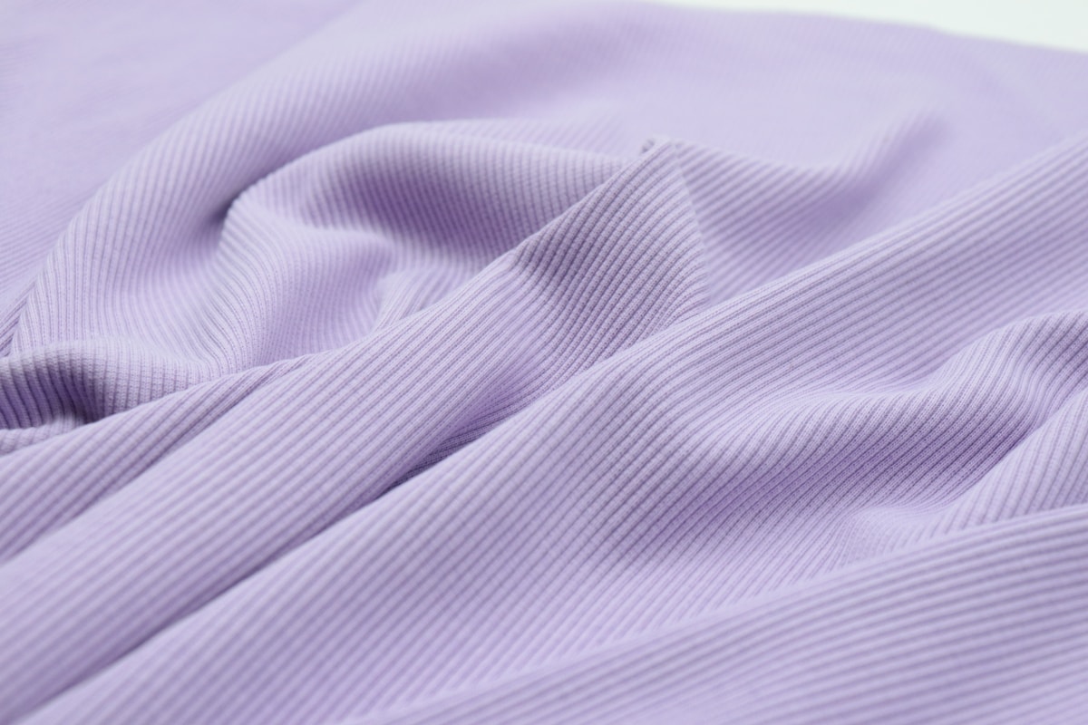 Texture ondulée de tissu violet pâle.