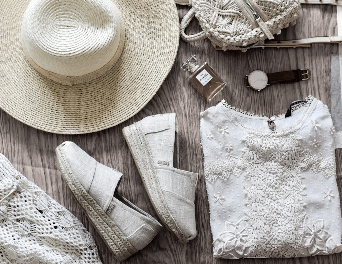 Accessoires de mode estivale en blanc et beige.