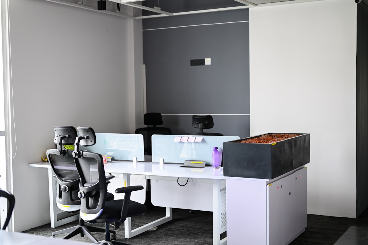 Bureau moderne avec des bureaux et des chaises.