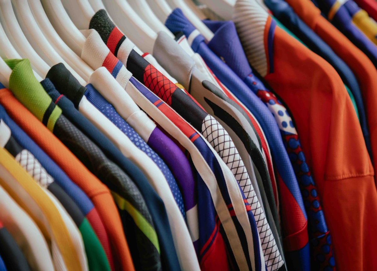 Vêtements colorés et variés, motifs et textures diversifiés.