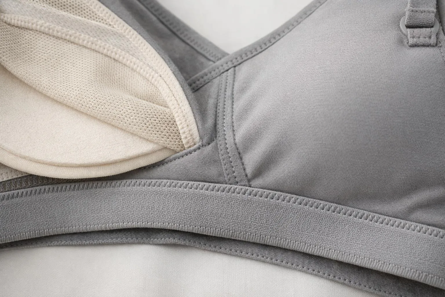 Gros plan sur des vêtements de sport gris et blancs.